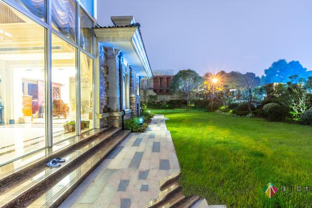 別墅花園景觀設(shè)計(jì)想看夜景,景觀燈必不可少