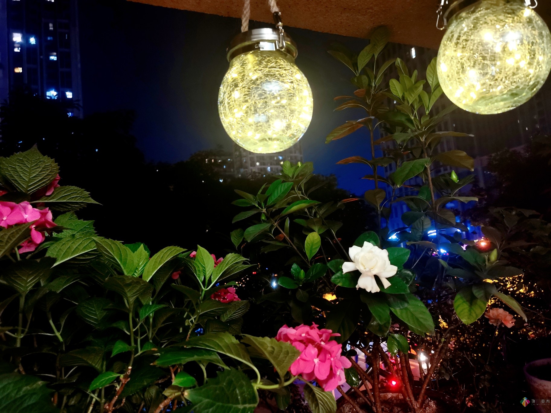 8平米開放式陽(yáng)臺(tái)，DIY變身自己的秘密花園，好美！